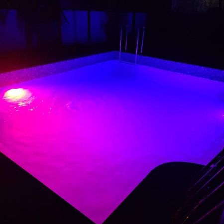 The Perfect Stays- Lal Mahal Villa With Disco Pool Lonavala Eksteriør billede